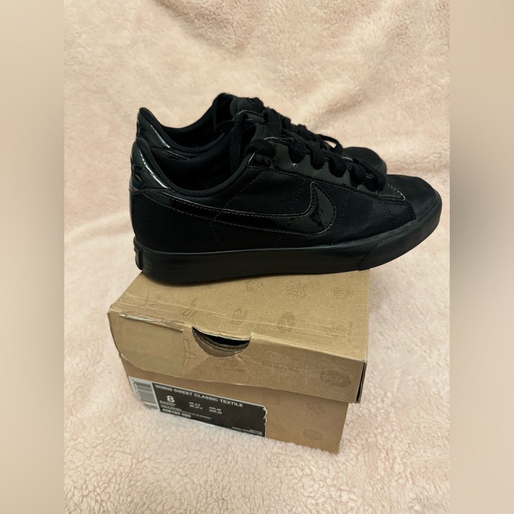 Nike low top sneaker, women’s size 8, color Black